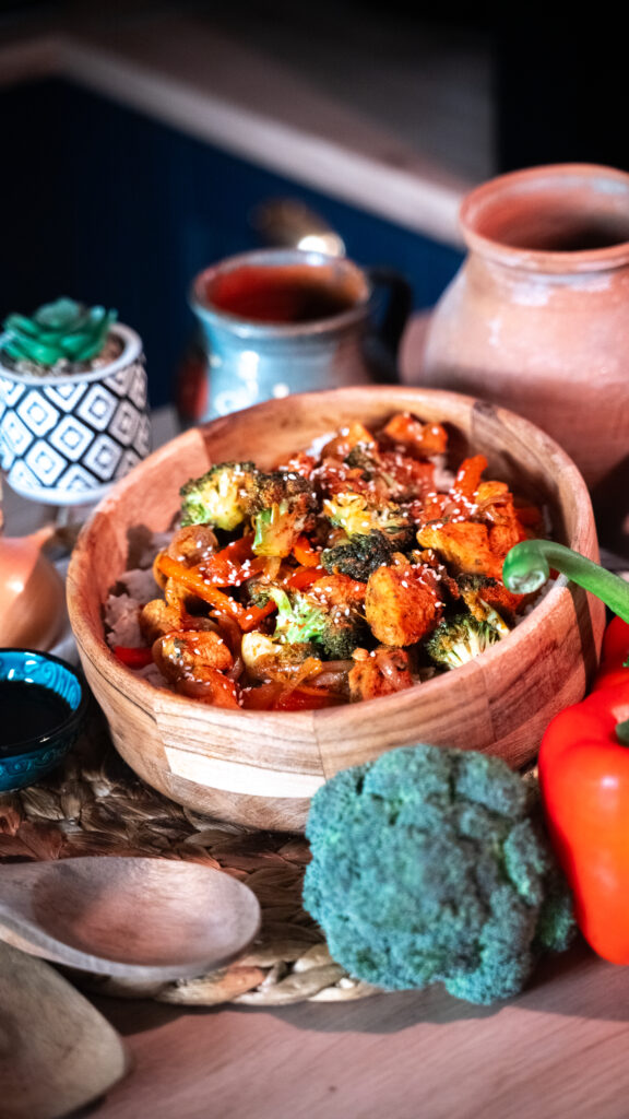 Descoperă rețeta rapidă de Stir Fry cu Piept de Curcan, legume crocante și orez pufos. O masă de vară inteligentă, gata în 15 minute, plină de proteine de la Peneș Curcanul!