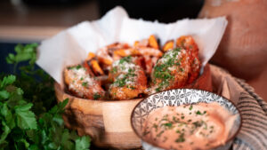 Descoperă rețeta de fâșii crispy din piept de curcan Peneș Curcanul, îmbrăcate într-o glazură fină de unt cu usturoi și parmezan generos. Un adevărat răsfăț culinar, crocant și suculent!