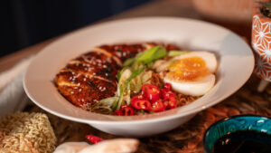 Întâmpină toamna cu un bol aburind de Ramen cu Piept de Curcan Peneș Curcanul. Descoperă rețeta perfectă de comfort food: o supă caldă, cozy și plină de arome asiatice revigorante!