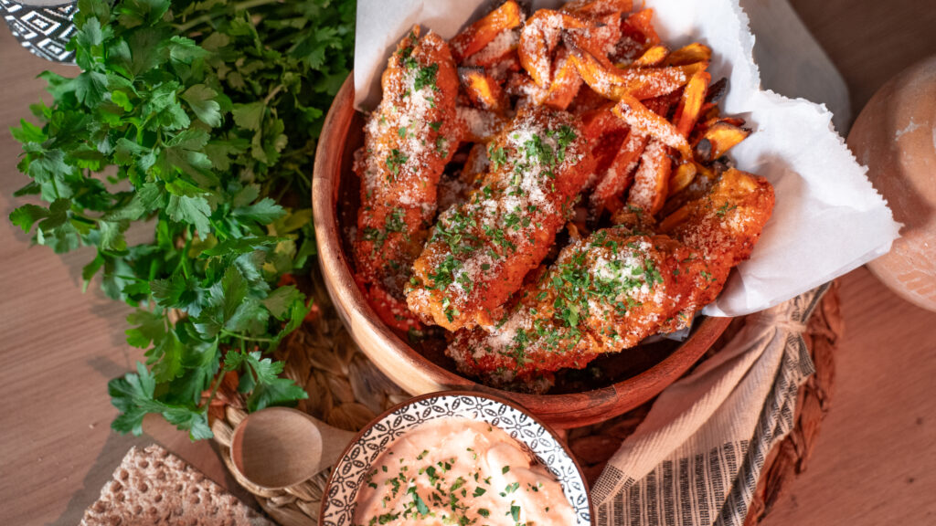 Descoperă rețeta de fâșii crispy din piept de curcan Peneș Curcanul, îmbrăcate într-o glazură fină de unt cu usturoi și parmezan generos. Un adevărat răsfăț culinar, crocant și suculent!