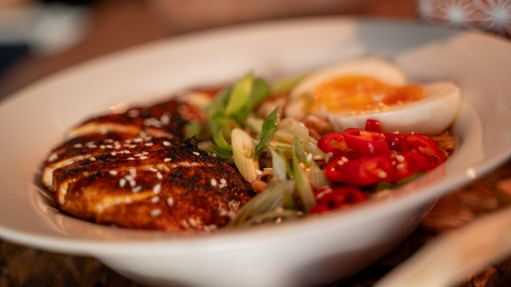 Întâmpină toamna cu un bol aburind de Ramen cu Piept de Curcan Peneș Curcanul. Descoperă rețeta perfectă de comfort food: o supă caldă, cozy și plină de arome asiatice revigorante!