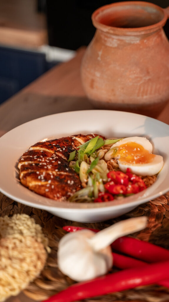 Întâmpină toamna cu un bol aburind de Ramen cu Piept de Curcan Peneș Curcanul. Descoperă rețeta perfectă de comfort food: o supă caldă, cozy și plină de arome asiatice revigorante!