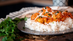 Tocăniță de Curcan în stil indian Butter Turkey, cu sos cremos și condimente
