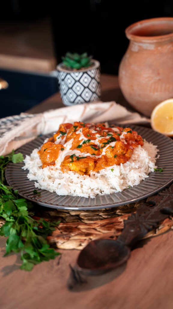 Tocăniță de Curcan în stil indian Butter Turkey, cu sos cremos și condimente