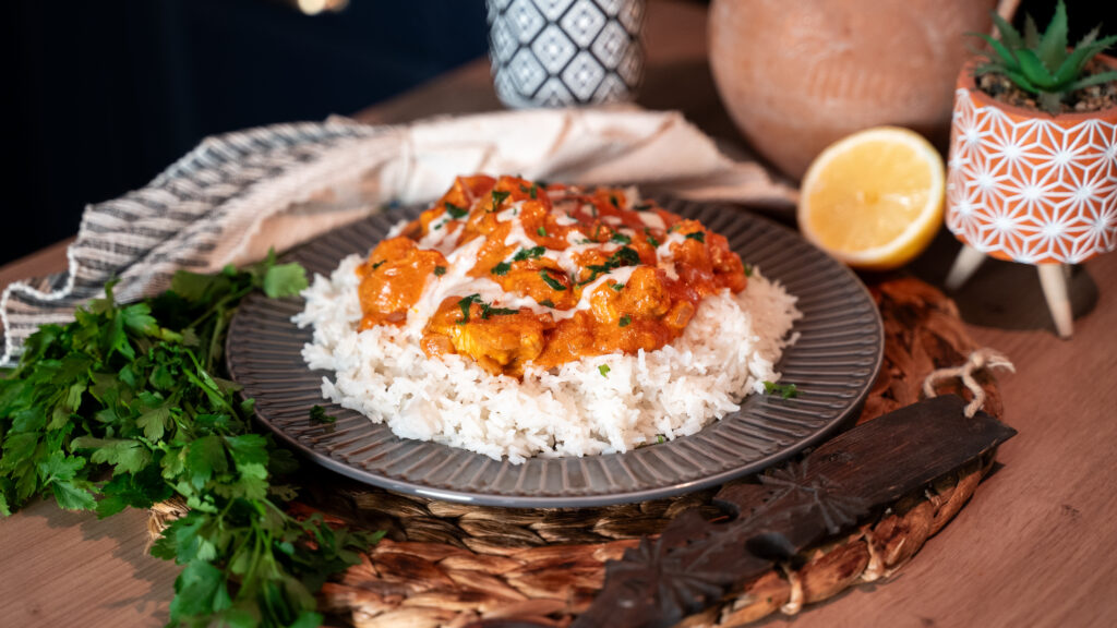Tocăniță de Curcan în stil indian Butter Turkey, cu sos cremos și condimente